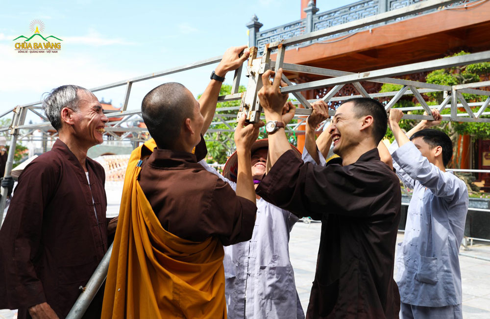 Các Phật tử hoan hỷ làm việc dưới sự sách tấn của chư Tăng Chùa Ba Vàng 