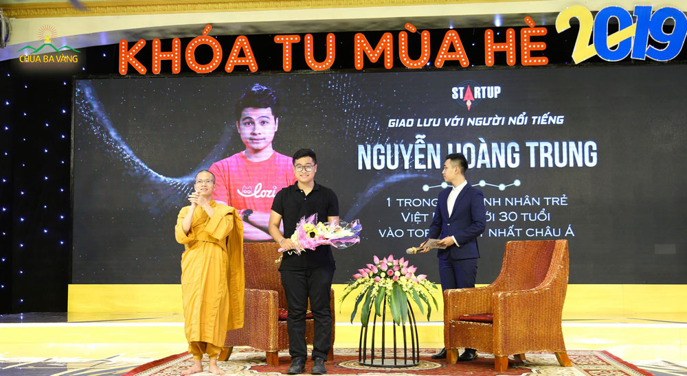 CEO của Lozi và Loship - Nguyễn Hoàng Trung về chùa Ba Vàng giao lưu với các bạn khóa sinh năm 2019  