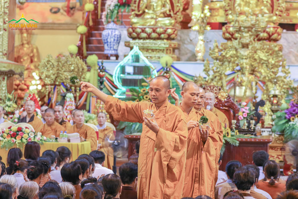 Chư Tăng chùa Ba Vàng làm nghi lễ sái tịnh nước cam lồ 