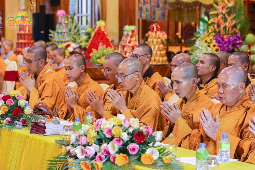 Chư Tăng chùa Ba Vàng thực hiện nghi thức cầu siêu 