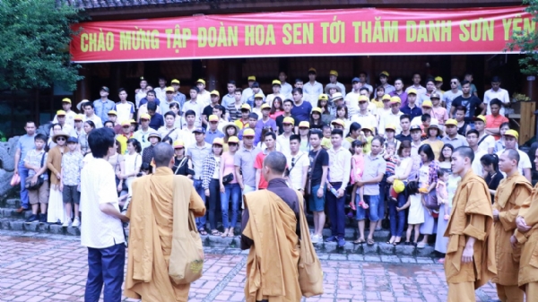 Chư Tăng chùa Ba Vàng hướng dẫn tập đoàn Tôn Hoa Sen cách thiền hành trước khi đi.