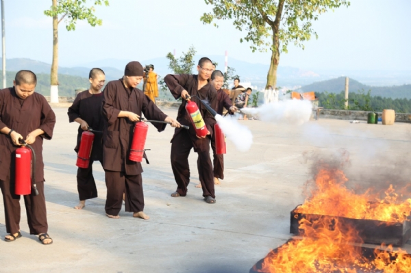 Chư Tăng, Ni và Phật tử chùa Ba Vàng thực hành cách sử dụng các phương tiện bình bột, bình CO2 để dập tắt đám cháy.