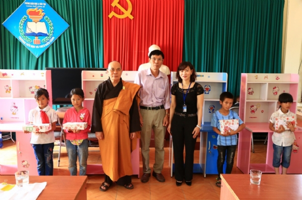 Đại diện cho chư Tăng chùa Ba Vàng thăm và tặng quà cho các cháu học sinh trường tiểu học xã Điền Công, Tp Uông Bí