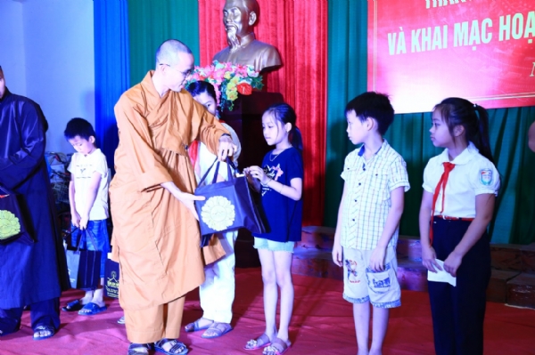 Đại Đức Thích Trúc Bảo Lực tặng quà cho các cháu học sinh nghèo vượt khó tại phường Quang Trung tp Uông Bí.