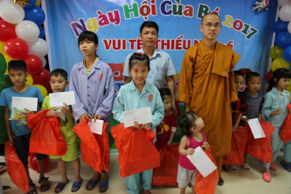 Đại Đức Thích Trúc Bảo Lực thăm và tặng quà cho các cháu bệnh nhi trong chương trình “Ngày hội của bé” tại bệnh viện Việt Nam – Thụy Điển Tp Uông Bí.