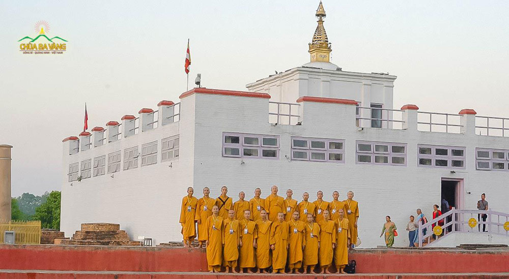 Đại Tăng Chùa Ba Vàng chụp ảnh lưu niệm tại vươn Lâm Tỳ Ni - Nơi Đức Phật đản sinh 