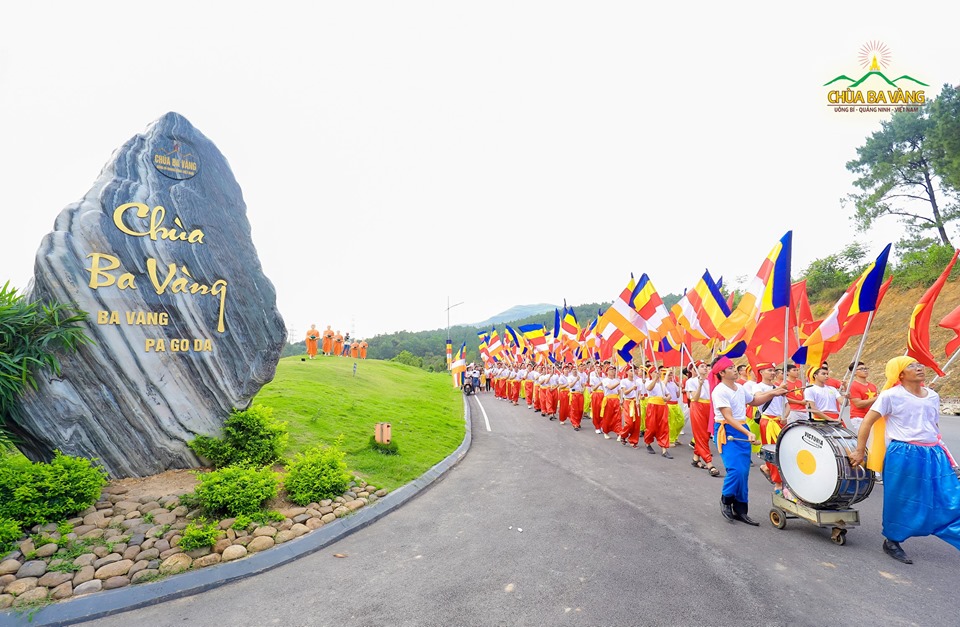Đoàn cờ Phật giáo tung bay trong gió ừng ngày đản sinh của Đức Thê Tôn