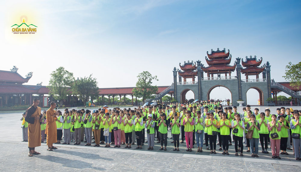 Hàng ngàn các bạn sinh viên và học sinh thuộc các trường đại học miền bắc về chùa tu học hàng tháng