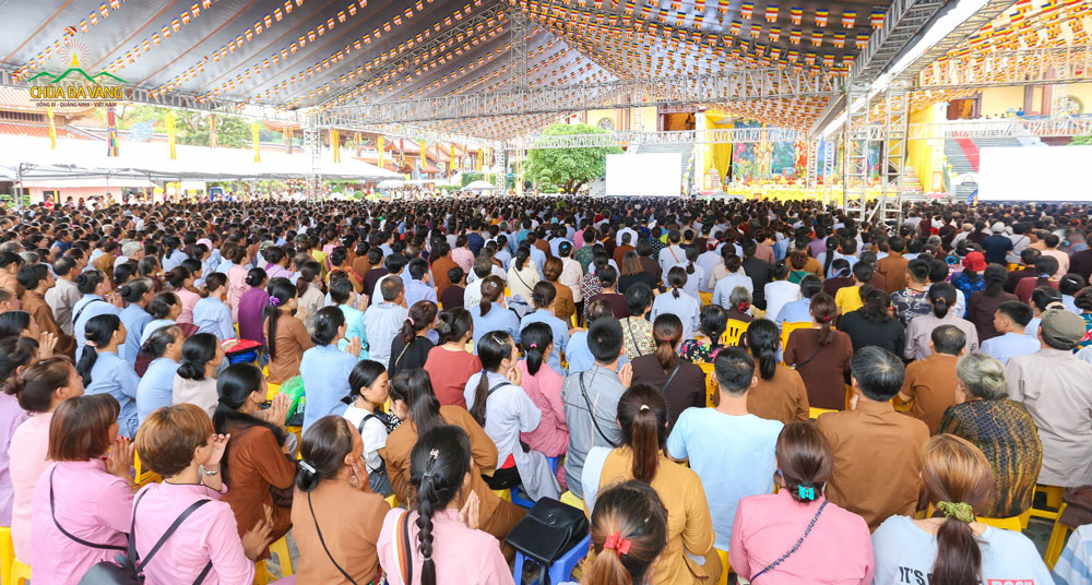 Hàng ngàn Phật tử về chùa tham dự đại lễ Cầu siêu tại chùa Ba Vàng 