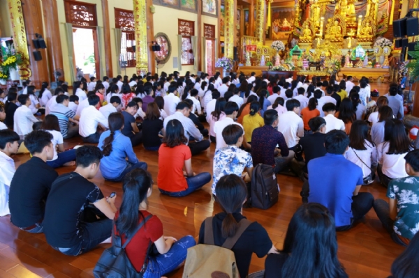 Hơn 200 học sinh và thầy cô giáo trường THPT Nam Sách 2 tỉnh Hải Dương về chùa Ba Vàng tu tâp nhân ngày tổng kết cuối năm.