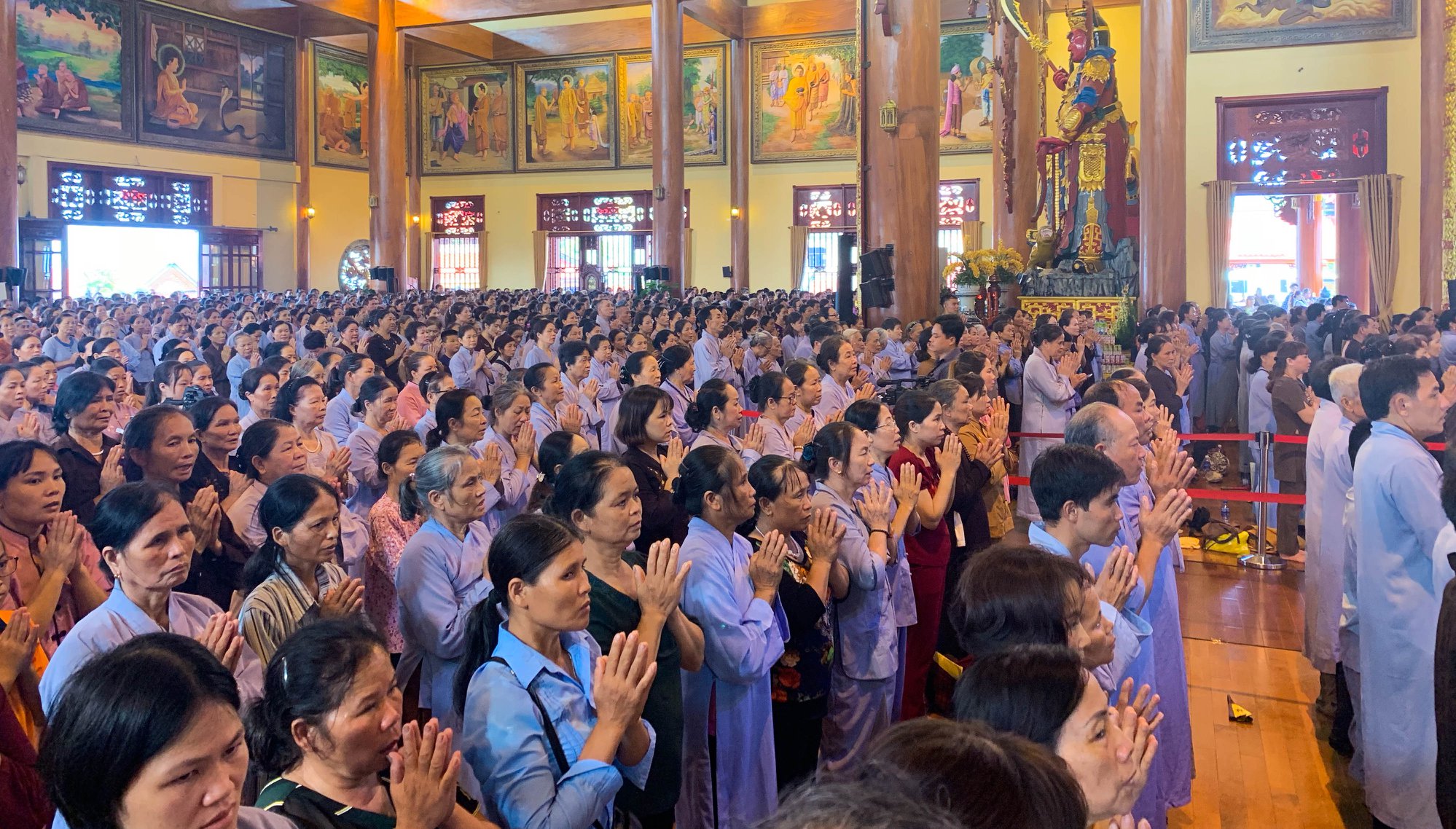 Các Phật tử chắp tay trang nghiêm trong buổi Lễ Vu Lan 2019