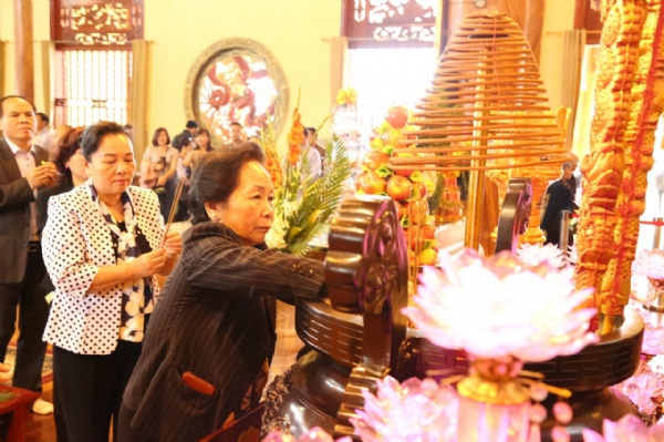 Nguyên Phó Chủ tịch nước bà Nguyễn Thị Doan dâng hương, lễ Phật tại Đại hùng Bảo điện chùa Ba Vàng.