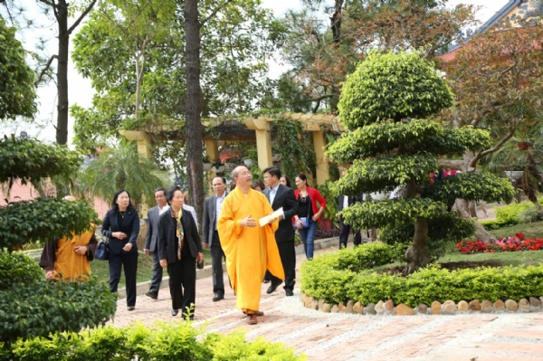 Nguyên Phó Chủ tịch nước CHXHCN Việt Nam Nguyễn Thị Doan về thăm chùa Ba Vàng, dâng hương lễ Phật cầu quốc thái dân an.