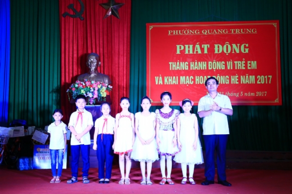 Ông Nguyễn Anh Tú - Chủ tịch UBND Tp. Uông Bí tặng quà cho các cháu thiếu nhi phường Quang Trung