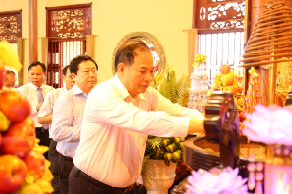 Ông Nguyễn Mạnh Hiển - Bí thư tỉnh ủy Hải Dương dâng hương lễ Phật.