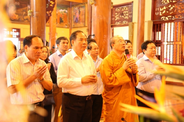 Phái đoàn dâng hương lễ Phật cầu quốc thái dân an.