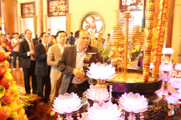 Phái đoàn dâng hương lễ Phật tại Đại hùng Bảo điện chùa Ba Vàng.