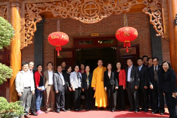 Phái đoàn Nguyên Chủ tịch nước CHXHCN Việt Nam Nguyễn Thị Doan đến thăm chùa Ba Vàng.