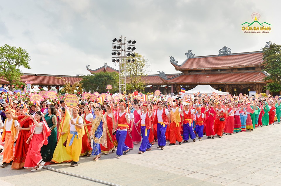Phật tử hân hoan tham gia buổi lễ diễu hành