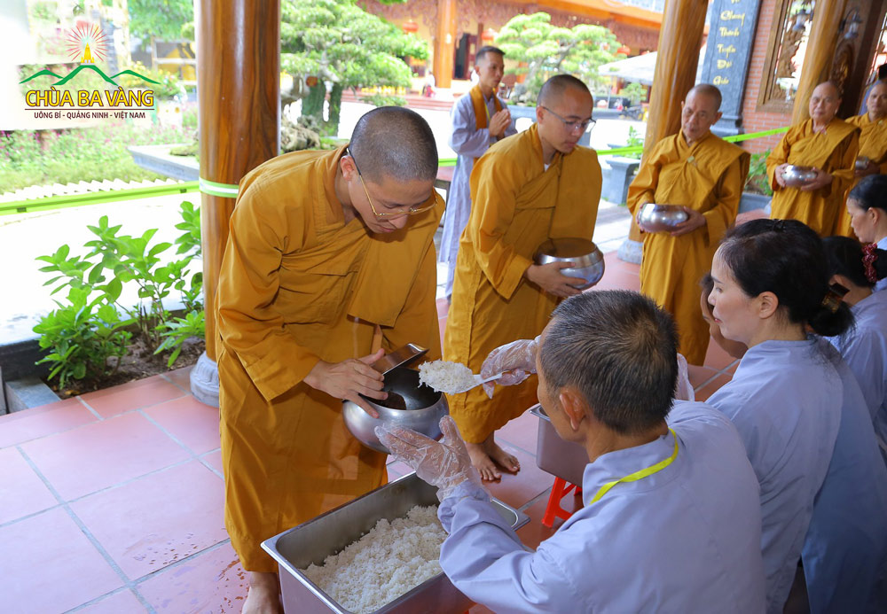 Phật tử cung kính sớt bát cúng dường chư Tăng mùa Báo hiếu