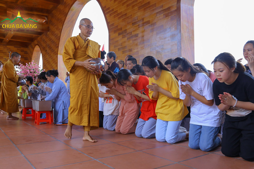 Các Phật tử trẻ thể hiện lòng thành kính của mình trước chư Tăng chùa Ba Vàng
