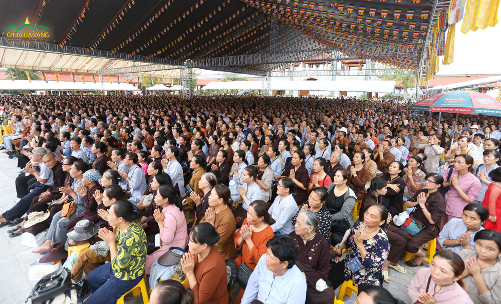 Sân Chính Điện chùa Ba Vàng đầy ắp người tham dự Lễ Cầu Siêu 