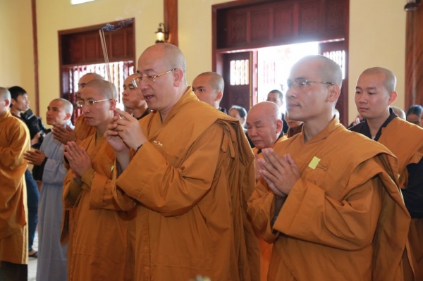 Sư phụ cùng chư Tăng Ni và Phật tử chùa Ba Vàng lễ Tổ đầu năm.