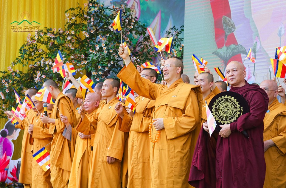 Sư Phụ Thích Trúc Thái Minh cùng chư tôn đức Tăng Ni hoan hỉ trong buổi lễ diễu hành mừng Phật đản