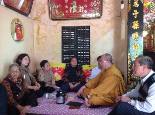 Sư Phụ Thích Trúc Thái Minh cùng chư Tăng chùa Ba Vàng thăm và chúc Tết hai cụ thân sinh của Sư Phụ.