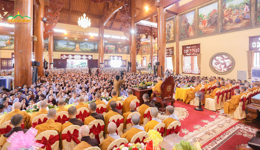 Tầng 1 Chính Điện Chùa Ba Vàng chật kín người tham dự buổi lễ Cầu Siêu 