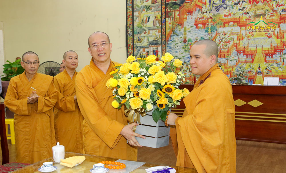 Thầy Nhuận Hòa có lãng hoa tươi thắm kính tặng tới Sư Phụ Thích Trúc Thái Minh 