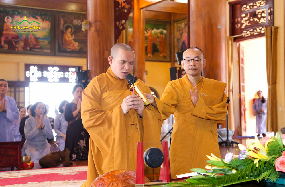 Thầy Nhuận Hòa - Trụ trì chùa Phật Bửu dâng hương tại Chính Điện tầng 2 chùa Ba Vàng 