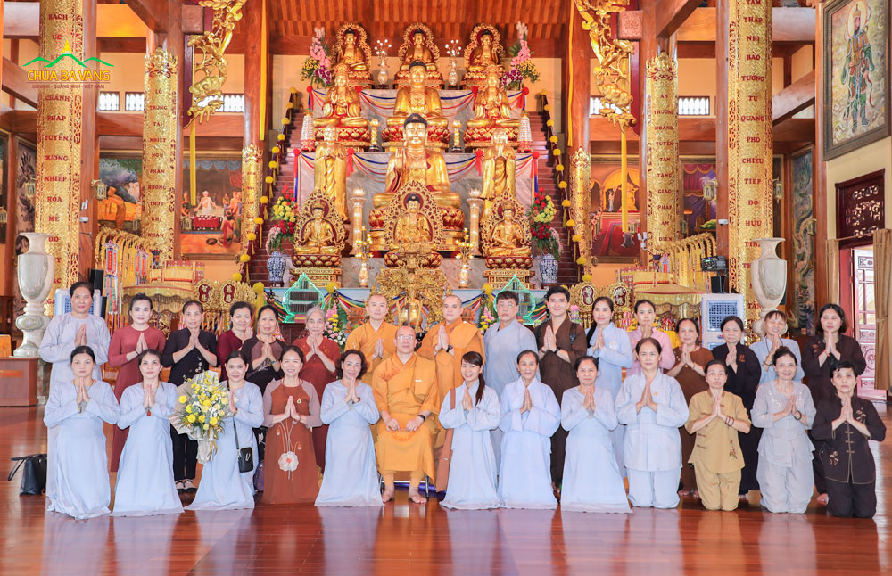 Thầy Thích Nhuận Hòa và phái đoàn chụp ảnh lưu niệm cùng đại Tăng chùa Ba Vàng