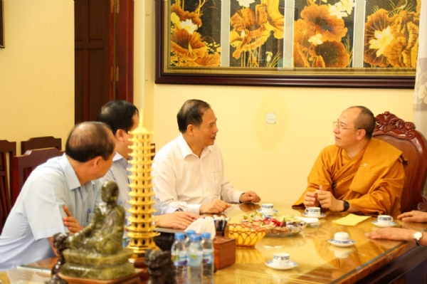 Thầy Thích Trúc Thái Minh - Trụ trì chùa Ba Vàng đã có buổi nói chuyện thân mật với phái đoàn ban lãnh đạo tỉnh Hải Dương.
