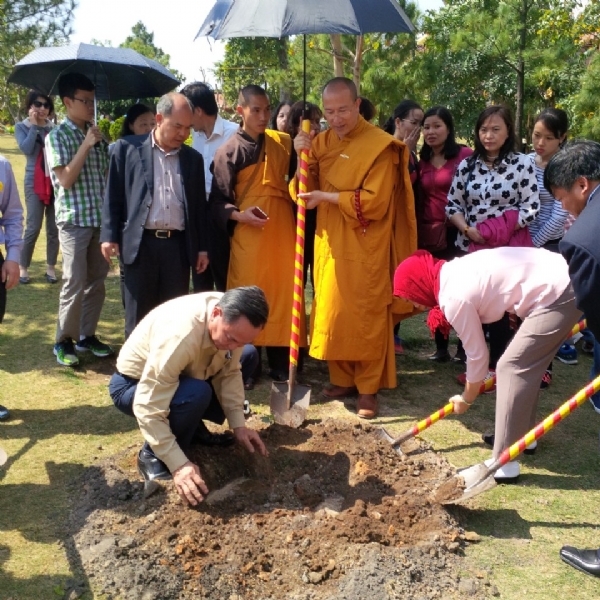 Ông Nguyễn Hữu Chí - Thứ trưởng Bộ Tài chính trồng cây lưu niệm tại chùa Ba Vàng.