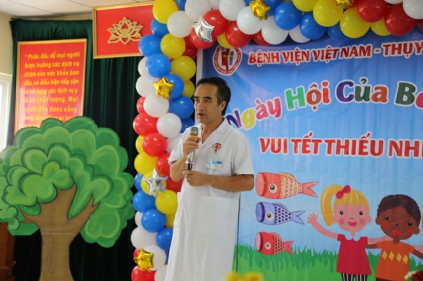 TS Trần Viết Tiệp - Giám đốc bệnh viện Việt Nam - Thụy Điển Uông Bí, phát biểu chúc mừng các bệnh nhi nhân ngày Quốc tế thiếu nhi