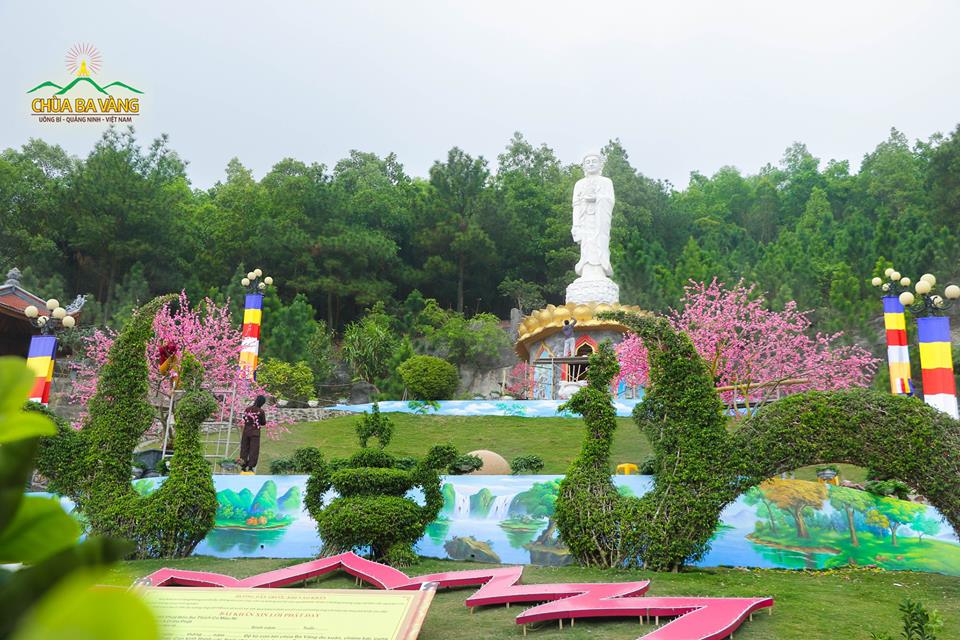 Tượng Phật A Di Đà tại Chùa Ba Vàng
