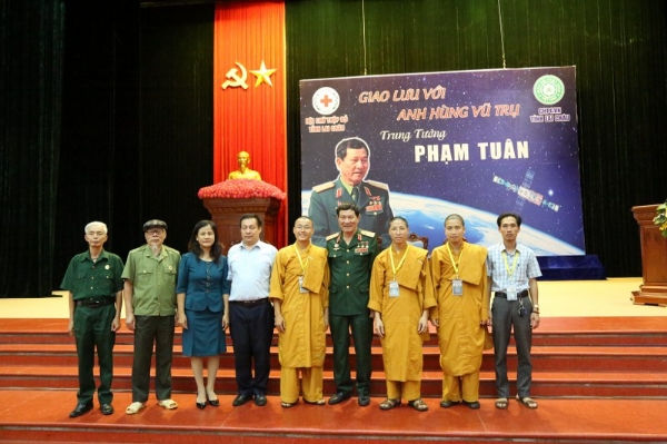 Anh hùng vũ trụ - Trung tướng Phạm Tuân chụp ảnh lưu niệm cùng Ban tổ chức Khóa Tu Mùa Hè tỉnh Lai Châu.