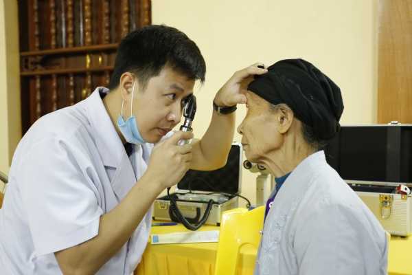 Bác sĩ bệnh viện Quốc Tế về chùa Ba Vàng khám - mổ mắt miễn phí