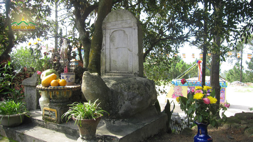 Bia đá trên lưng rùa khắc tên Sư Tổ Trúc Lâm Ma ha Sa môn Tuệ Bích Phổ Giác