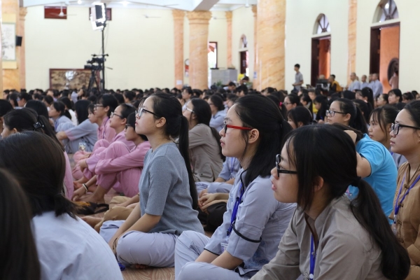 Các bạn khóa sinh chăm chú lắng nghe những câu chuyện giáo sư Hoàng Chí Bảo chia sẻ về Bác Hồ.