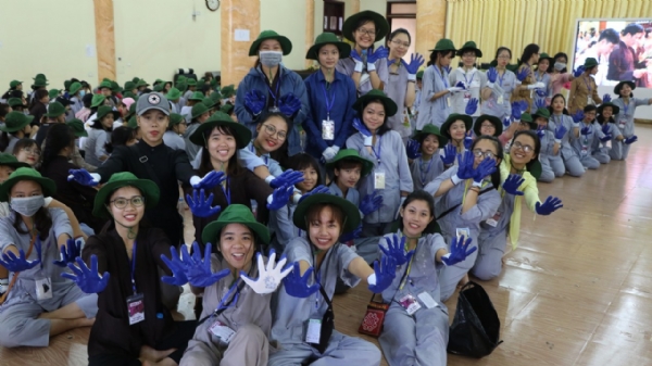 Các bạn khóa sinh Khóa Tu Mùa Hè hào hứng tham gia lao động.