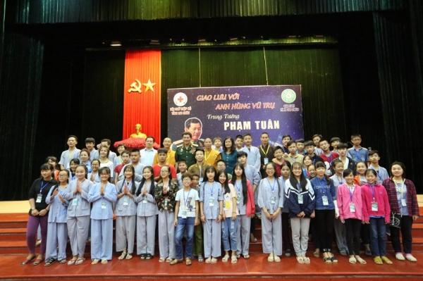 Các bạn khóa sinh Khóa Tu Mùa Hè tỉnh Lai Châu chụp ảnh lưu niệm cùng Trung tướng Phạm Tuân.