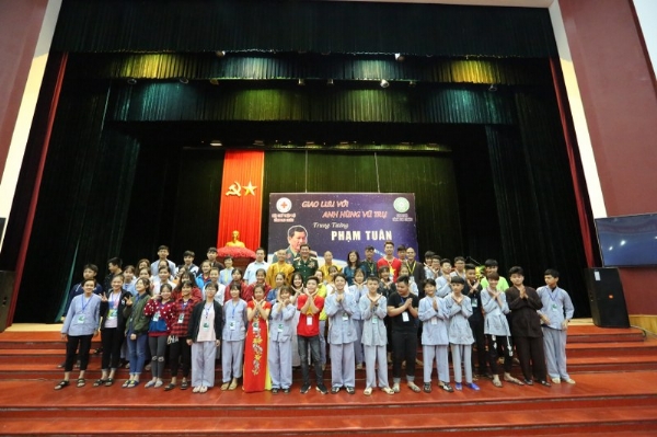 Các bạn khóa sinh Khóa Tu Mùa Hè tỉnh Lai Châu chụp ảnh lưu niệm cùng Trung tướng Phạm Tuân.
