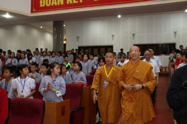 Các bạn khóa sinh thành kính chào đón Sư Phụ Thích Trúc Thái Minh và Giáo sư Hoàng Chí Bảo quang lâm.