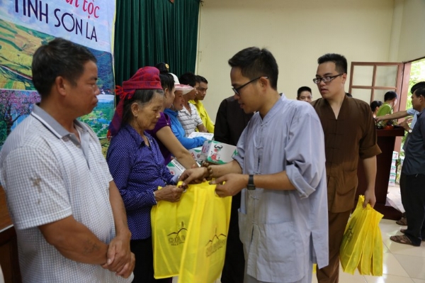 Các bạn Tình nguyện viên đại diện cho các bạn trong CLB Tuổi trẻ chùa Ba Vàng trao quà cứu trợ cho các hộ gia đình bị thiệt hại trong đợt bão lũ.