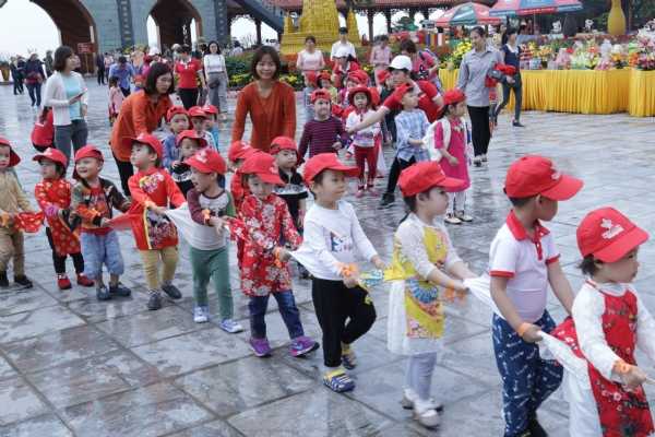 Các bé trường mầm non Hoa Lan về chùa Ba Vàng dã ngoại.