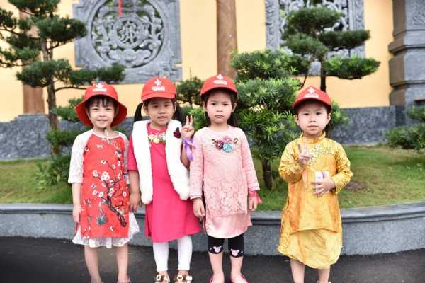 Các bé vui vẻ khi được về chùa dã ngoại.
