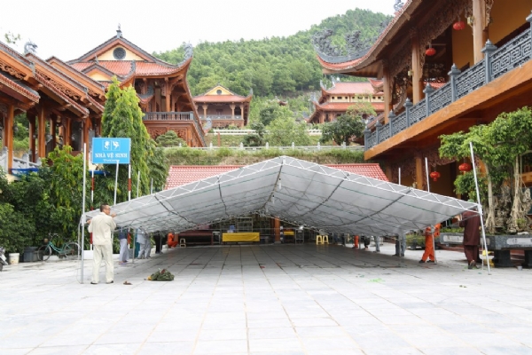 Các cư sĩ Phật tử công quả tại chùa dựng rạp phục vụ cho Đại lễ.