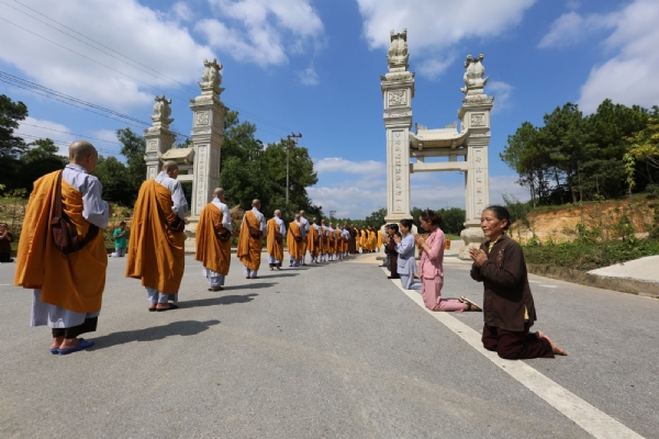 Các Phật tử chắp tay trang nghiêm thành kính cung tiễn Tăng đoàn trở về chùa.